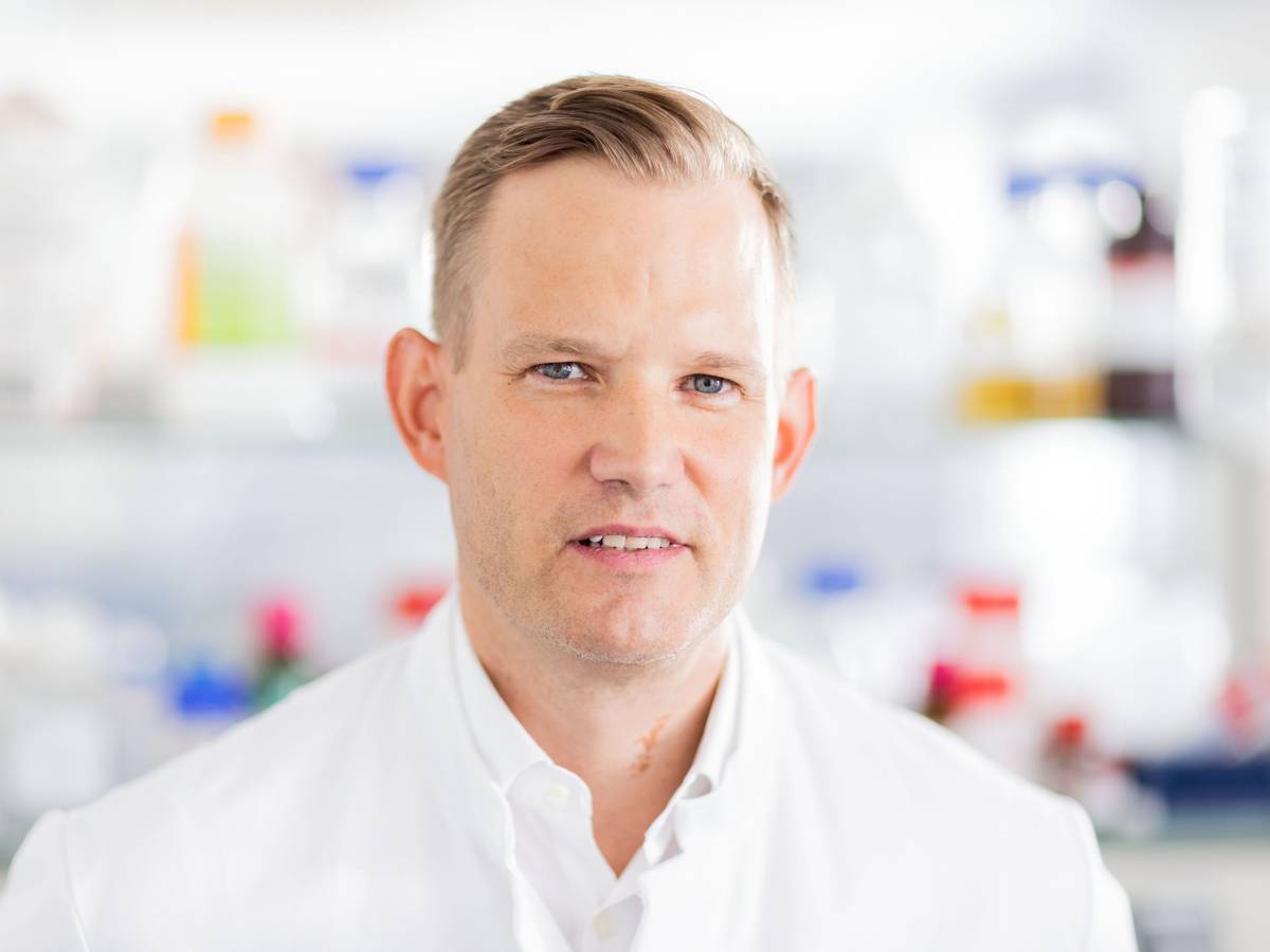 Hendrik Streeck, Direktor des Instituts für Virologie an der Uniklinik Bonn, steht am 04.10.2021 in einem Labor seines Institutes.