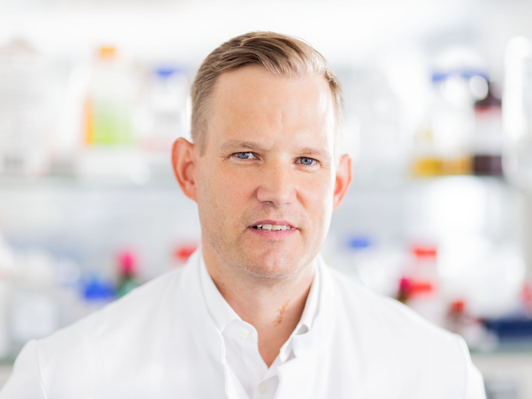 Hendrik Streeck, Direktor des Instituts für Virologie an der Uniklinik Bonn, steht am 04.10.2021 in einem Labor seines Institutes.