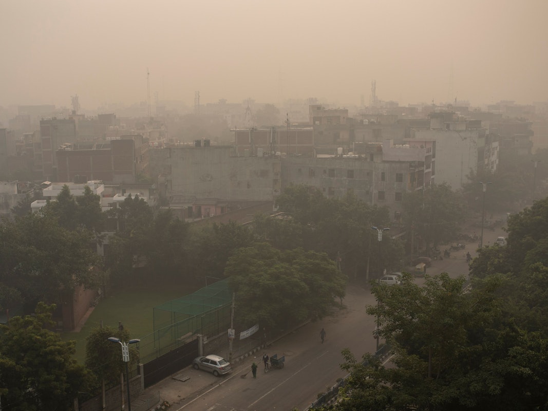 Jedes Jahr sterben nach WHO-Schätzungen weltweit sieben Millionen Menschen frühzeitig infolge von Luftverschmutzung. Das Symbolfoto (aufgenommen am 14. November 2021) zeigt Smog in Indien.