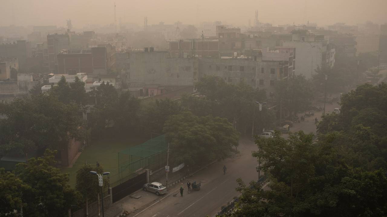 Jedes Jahr sterben nach WHO-Schätzungen weltweit sieben Millionen Menschen frühzeitig infolge von Luftverschmutzung. Das Symbolfoto (aufgenommen am 14. November 2021) zeigt Smog in Indien.