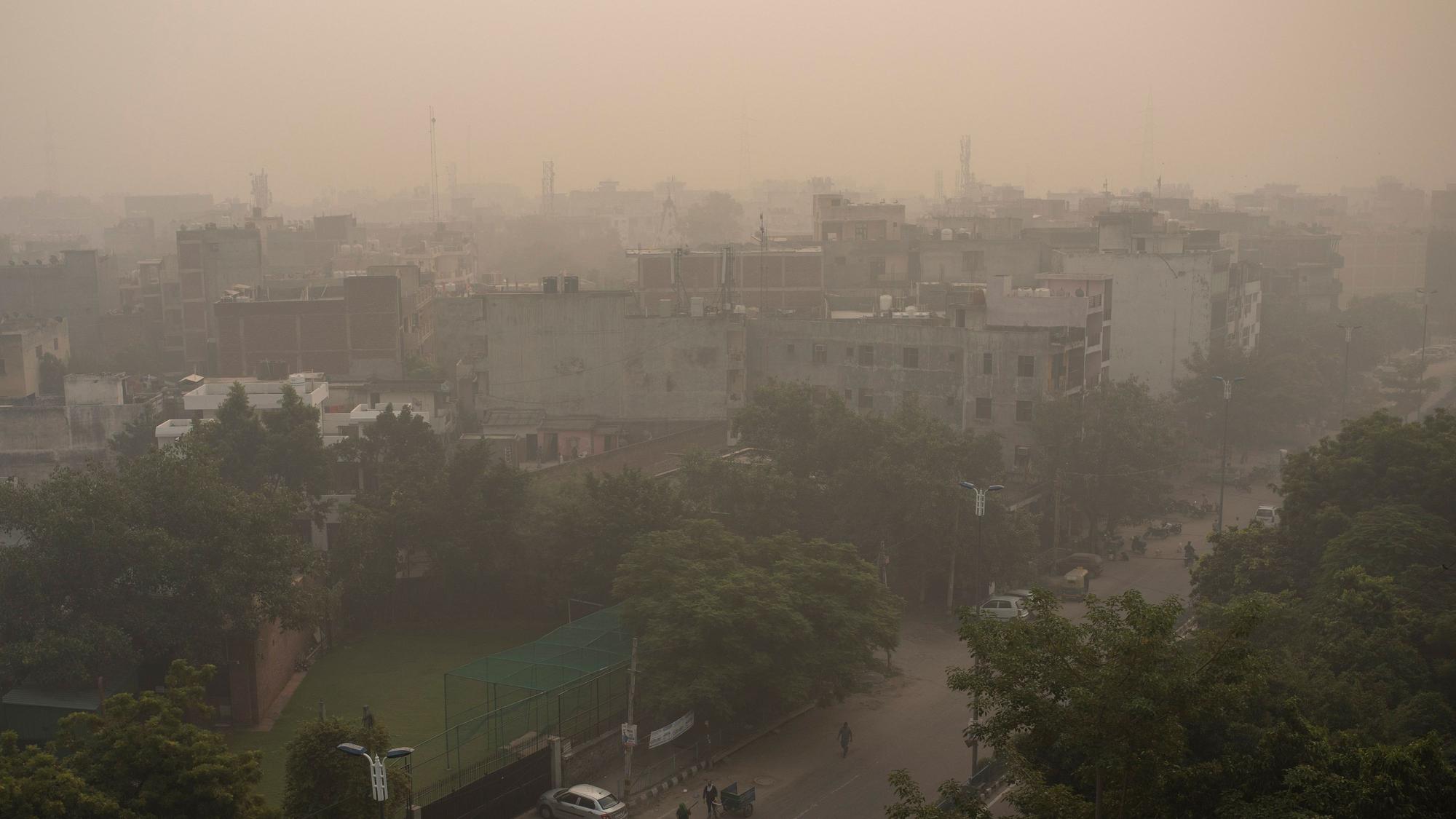 Jedes Jahr sterben nach WHO-Schätzungen weltweit sieben Millionen Menschen frühzeitig infolge von Luftverschmutzung. Das Symbolfoto (aufgenommen am 14. November 2021) zeigt Smog in Indien.