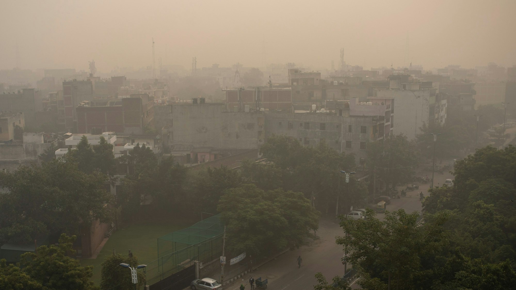 Jedes Jahr sterben nach WHO-Schätzungen weltweit sieben Millionen Menschen frühzeitig infolge von Luftverschmutzung. Das Symbolfoto (aufgenommen am 14. November 2021) zeigt Smog in Indien.