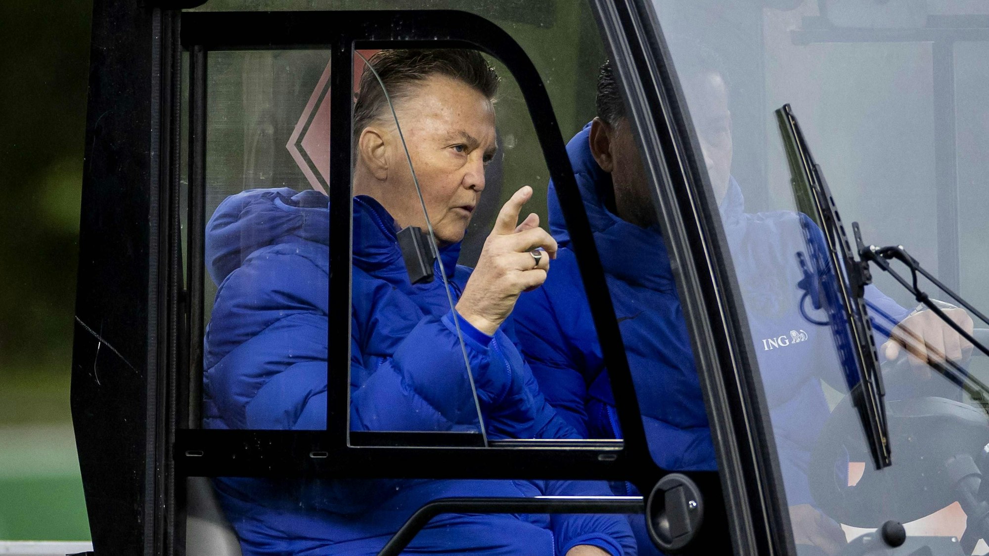 Louis van Gaal verfolgt das Training der Niederlande am 15. November 2021 aus einem Golf-Cart.