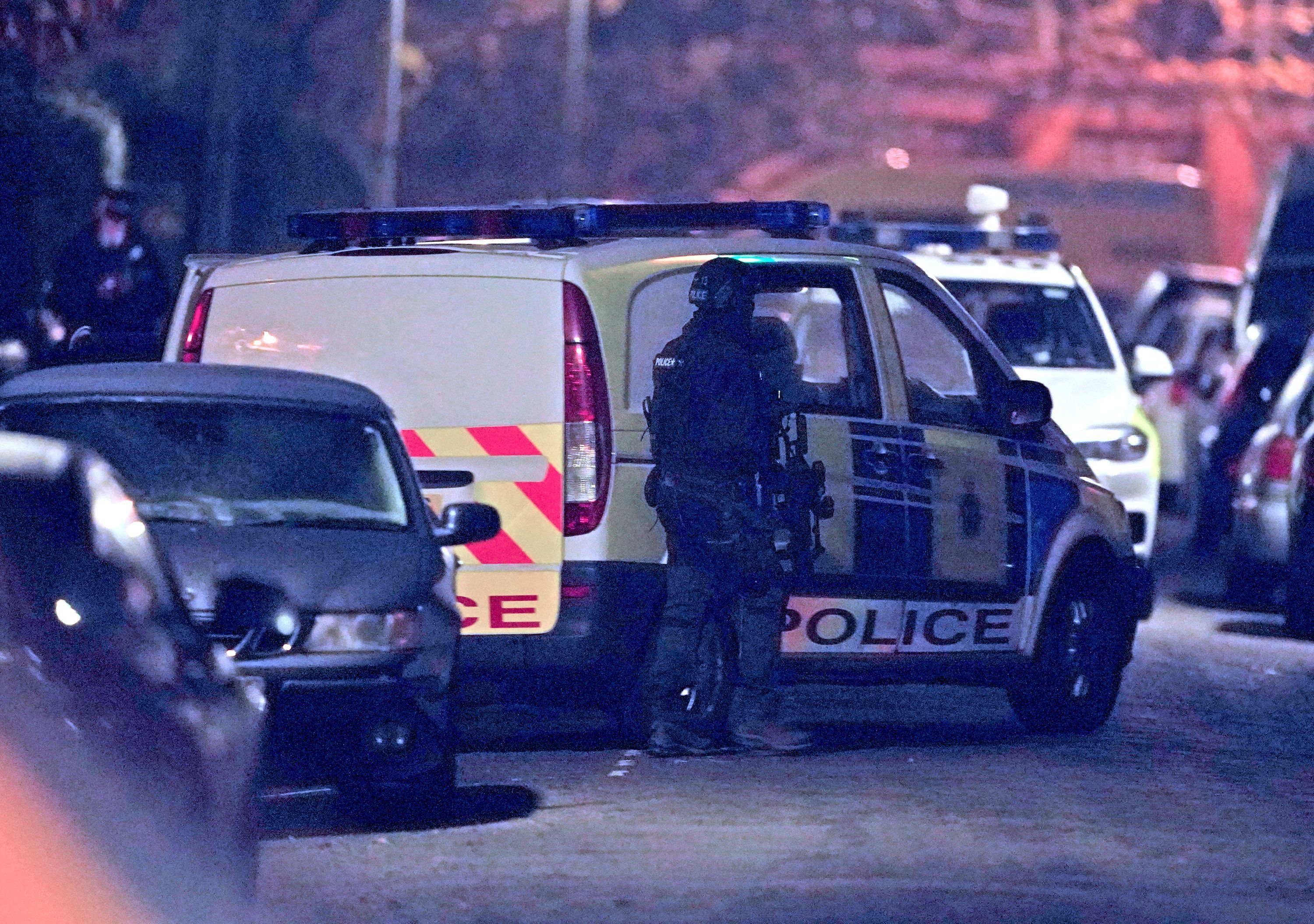 Bewaffnete Polizisten bei einem Tatort, nach einer Explosion im Liverpooler Frauenkrankenhaus.