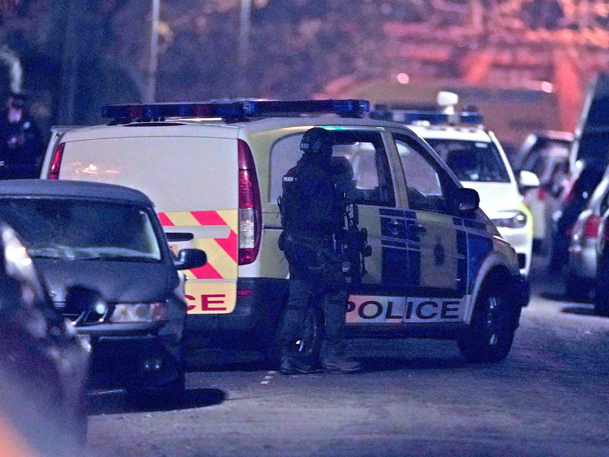 Bewaffnete Polizisten bei einem Tatort, nach einer Explosion im Liverpooler Frauenkrankenhaus.