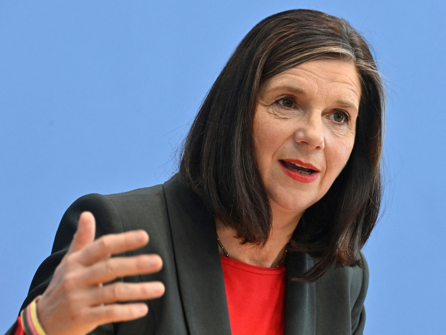 Die Grünen-Fraktionschefin Katrin Göring-Eckardt erhofft sich vom Bund-Länder-Gipfel eine bundesweite 2G-Regel. Trotz der geplanten Verschärfungen der Corona-Maßnahmen sollen die Geschäfte in Deutschland aber auch künftig offen bleiben.