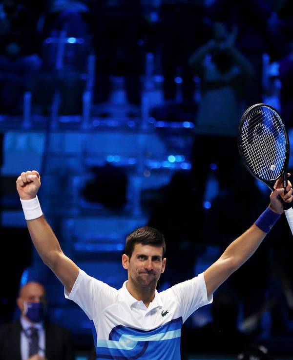 Novak Djokovic (Serbien) feiert seinen Sieg in Turin gegen Casper Ruud.