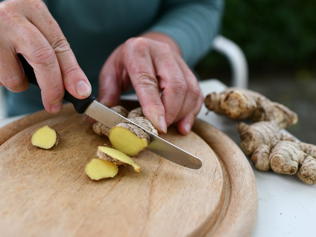 Ingwer-Shots sind heutzutage stark im Trend. Auf dem Foto (aufgenommen am 21. Juni 2018) ist zu sehen, wie jemand eine Ingwer-Knolle schneidet.