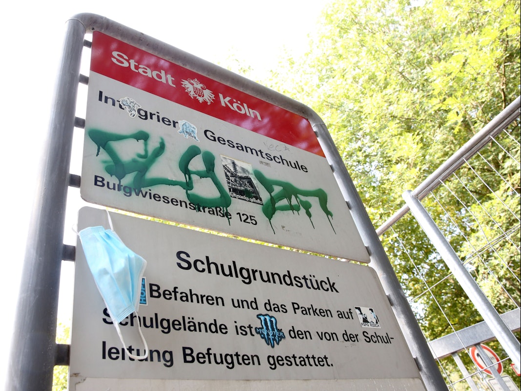 Schild der Stadt Köln über die Gesamtschule Holweide