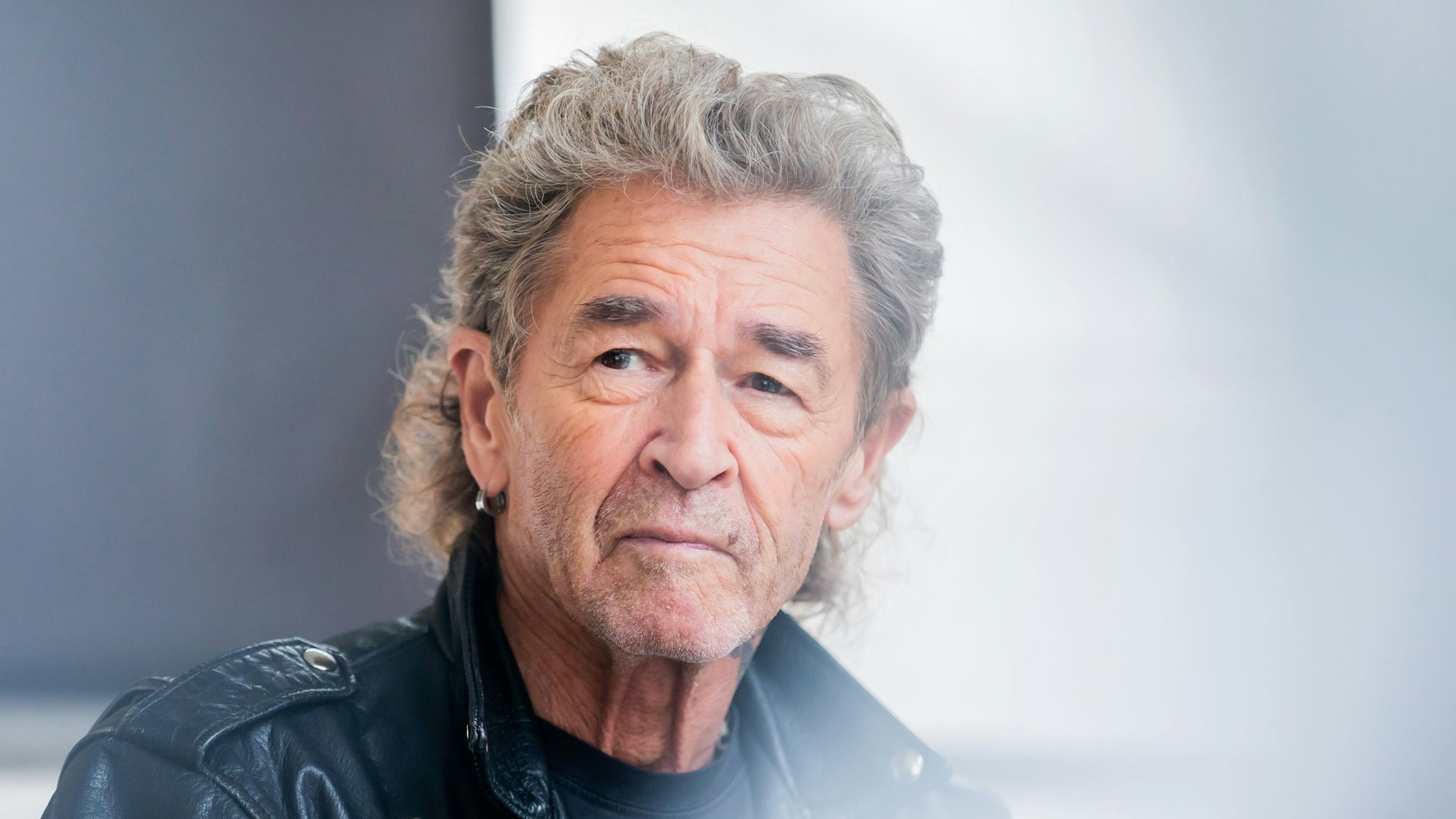 Peter Maffay, Musiker und Kinderbuchautor, nimmt an einer Signierstunde seines Kinderbuchs «Anouk, die nachts auf Reisen geht» außerhalb eines Potsdamer Einkaufszentrums teil.