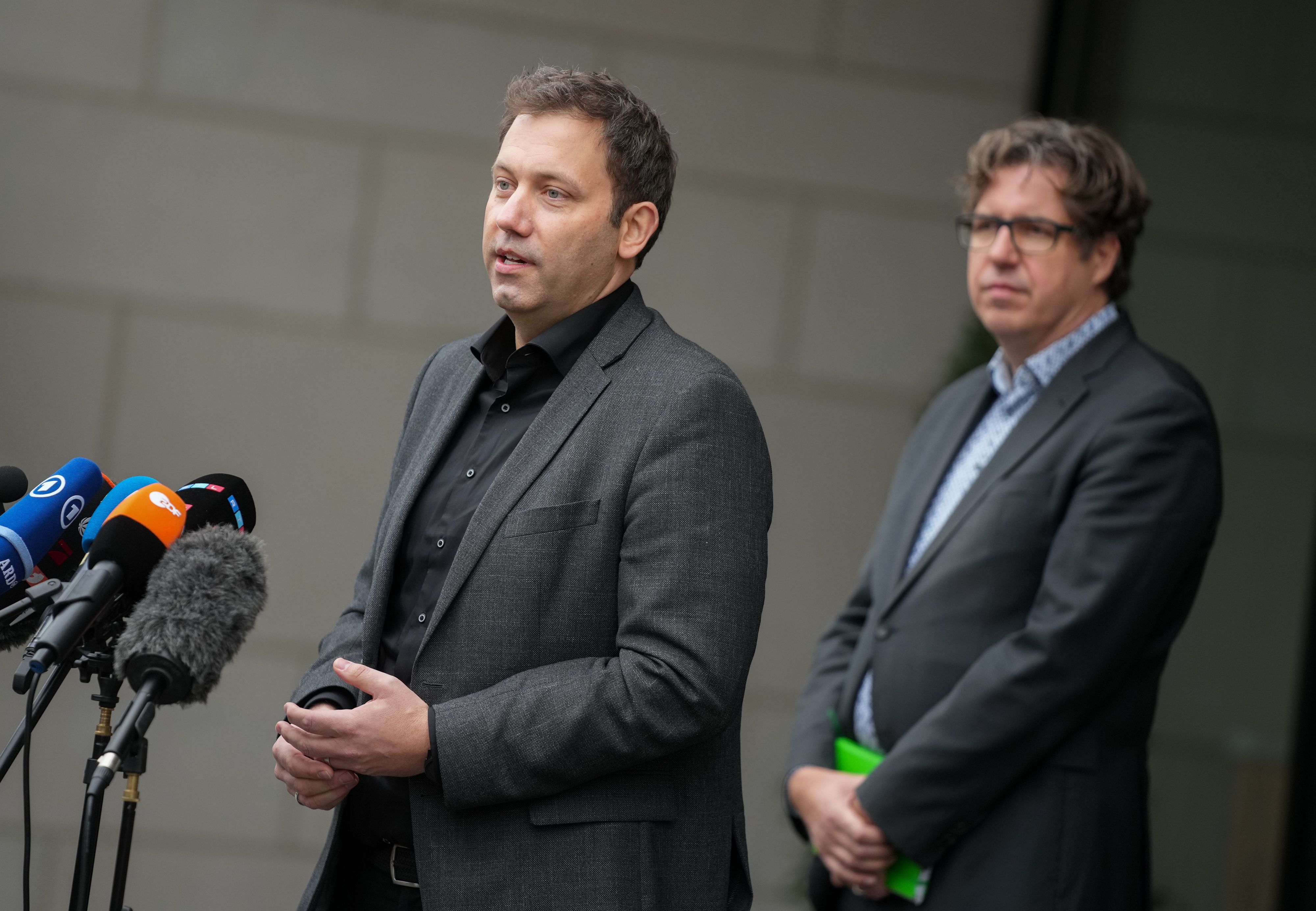 Lars Klingbeil (l), SPD-Generalsekretär, und Michael Kellner, Bundesgeschäftsführer von Bündnis 90/Die Grünen, geben am 16. November ein Pressestatement zum Stand der Koalitionsverhandlungen.