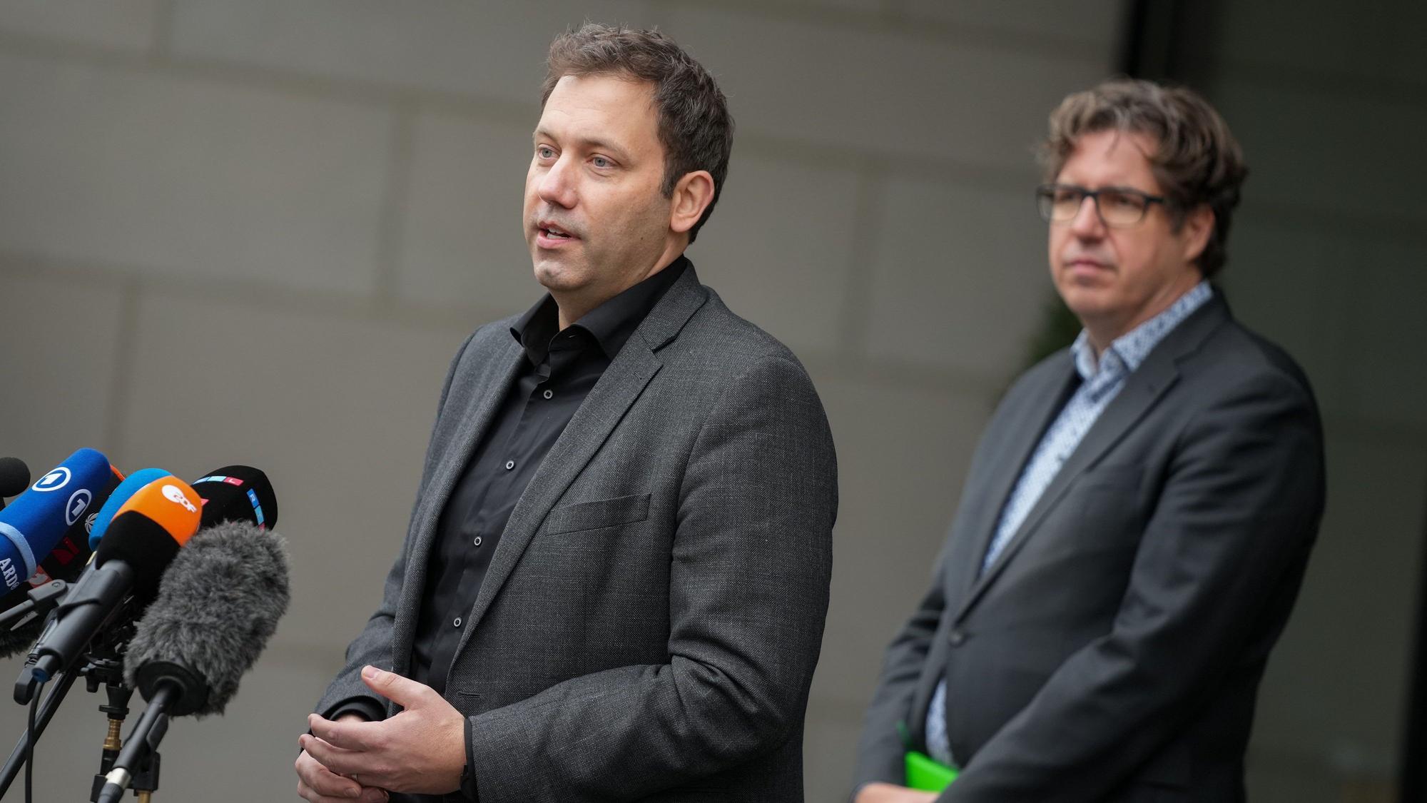 Lars Klingbeil (l), SPD-Generalsekretär, und Michael Kellner, Bundesgeschäftsführer von Bündnis 90/Die Grünen, geben am 16. November ein Pressestatement zum Stand der Koalitionsverhandlungen.
