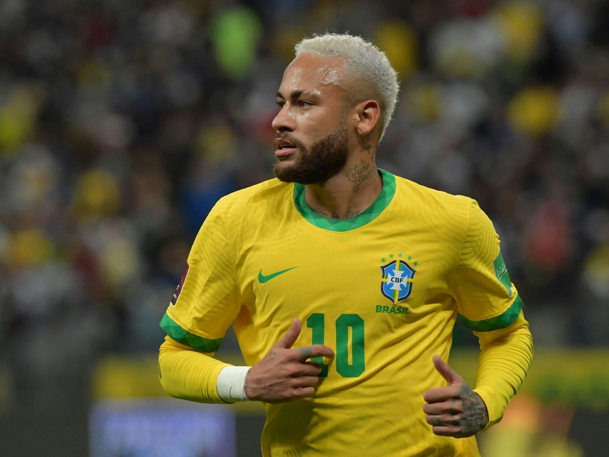 Neymar läuft über das Spielfeld.