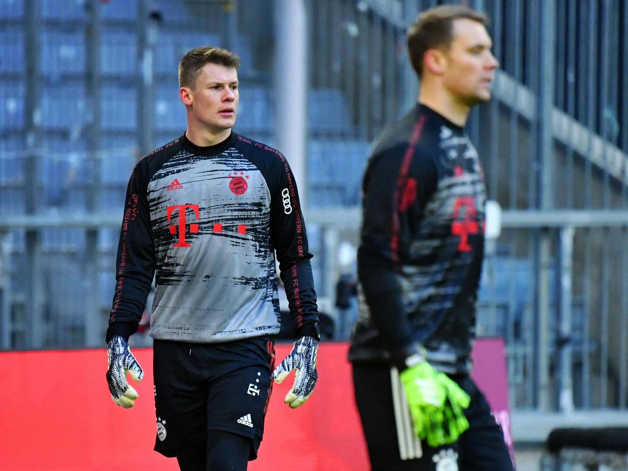 Im Vordergrund steht Manuel Neuer, im Hintergrund steht Alexander Nübel.