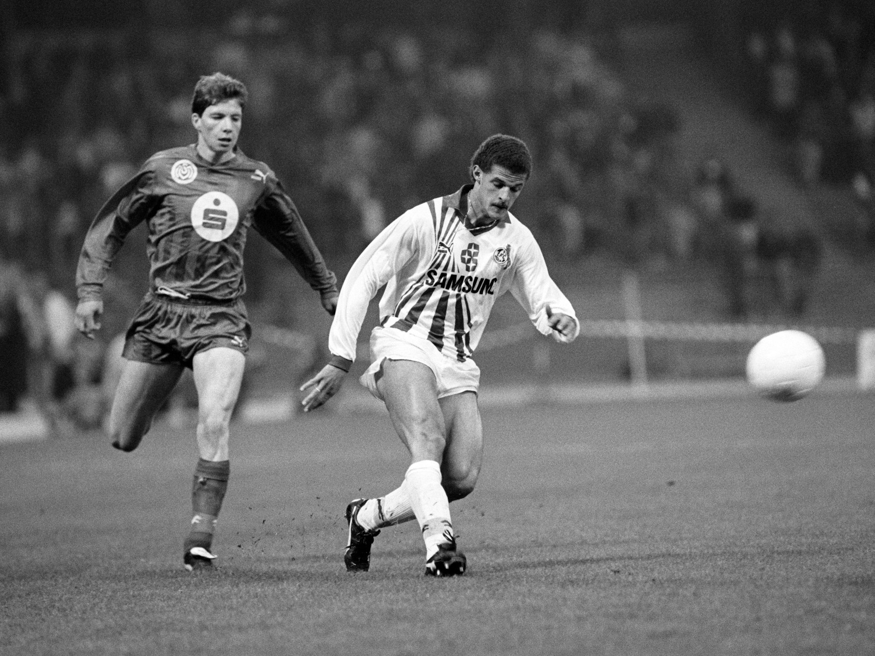 Duisburgs Michael Tarnat (l) und Kölns Maurice Banach kämpfen um den Ball.