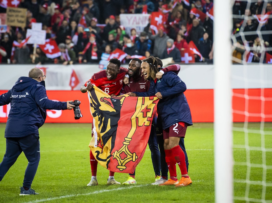 Die Schweizer Fussballer Denis Zakaria, Ulisses Garcia und Kevin Mbabu (v.l.n.r.) feiern ihre Qualifikation für die FIFA Fussball-Weltmeisterschaft 2022 in Katar.