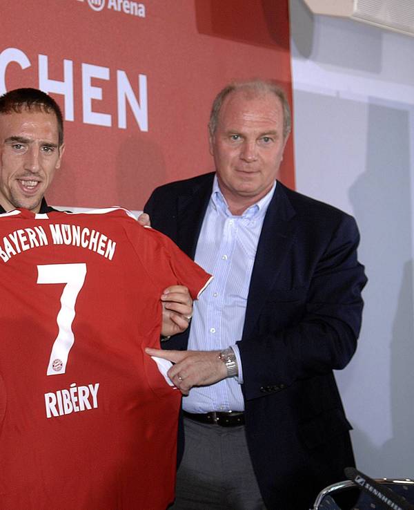 Franck Ribéry und Uli Hoeneß halten ein Bayern-Trikot mit Ribérys Namen und der Rückennummer 7 in die Kamera.