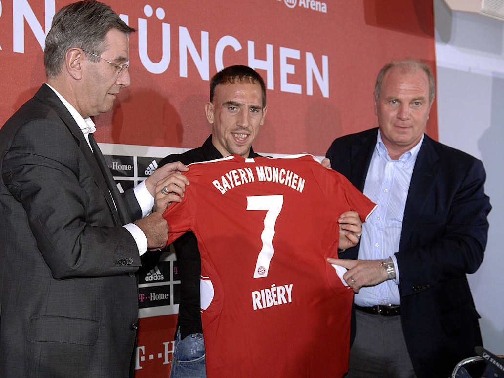 Franck Ribéry und Uli Hoeneß halten ein Bayern-Trikot mit Ribérys Namen und der Rückennummer 7 in die Kamera.