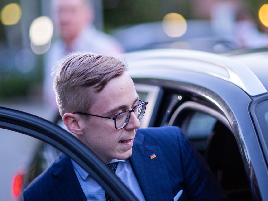 Der CDU-Politiker Philipp Amthor steigt nach der Sitzung des CDU-Kreisverbandes Ludwiglust-Parchim in ein Auto.