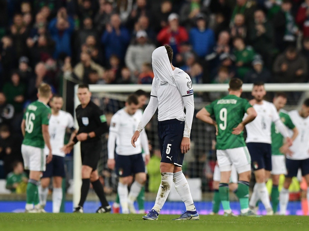 Manuel Locatelli zieht sich nach dem Spiel das Trikot über das Gesicht.