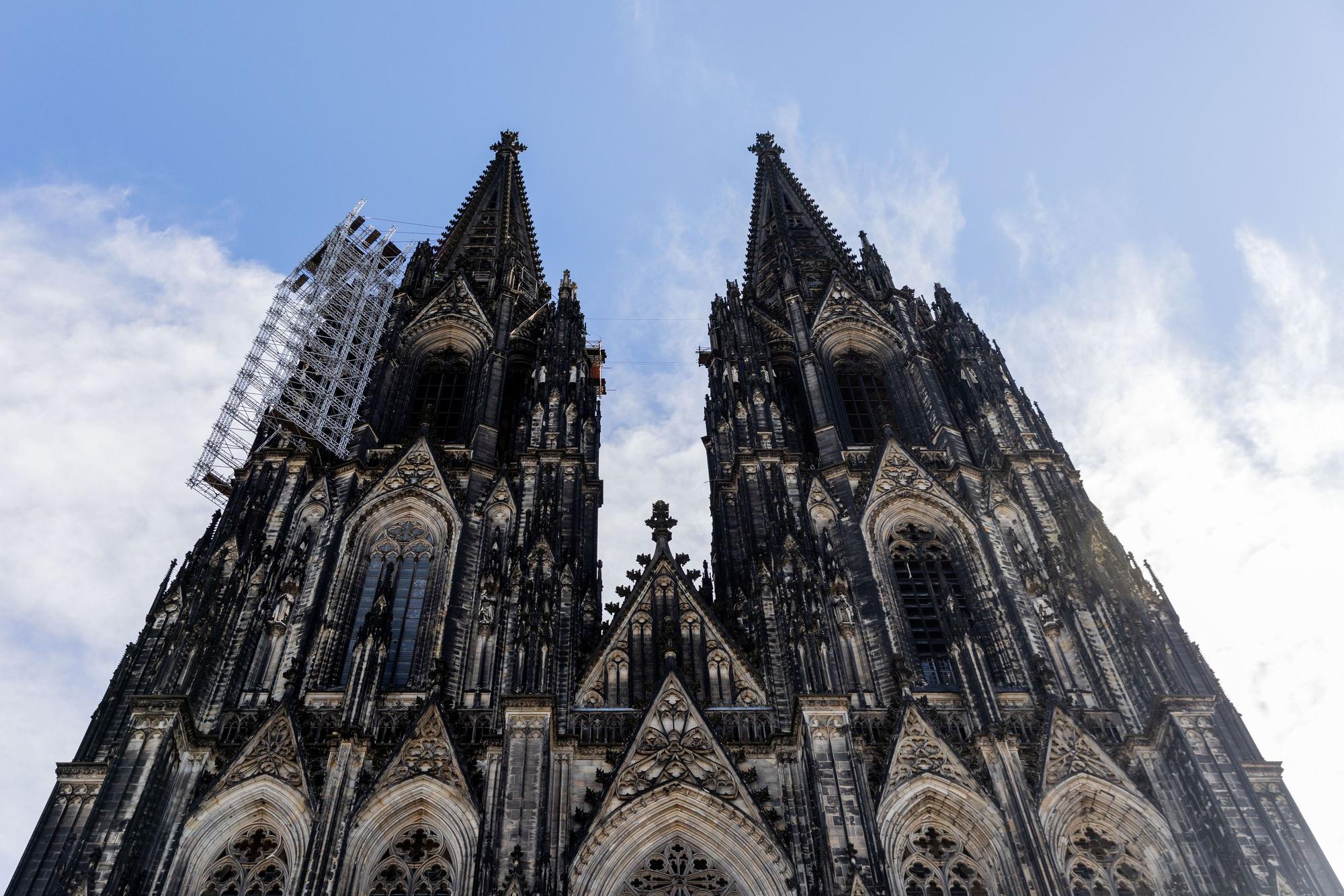 Blick auf das Gerüst am Nordturm des Doms.