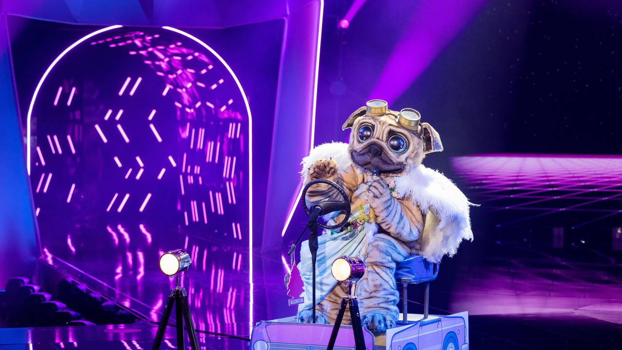 13.11.2021, Nordrhein-Westfalen, Köln: Die Figur Der Mops steht in der „ProSieben“-Show „The Masked Singer“ auf der Bühne.