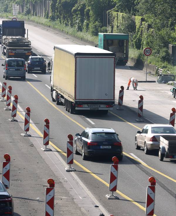 Dieses Symbolfoto zeigt eine Baustelle auf der A3 bei Duisburg. In den kommenden Wochen ist die A3 bei Emmerich dicht.