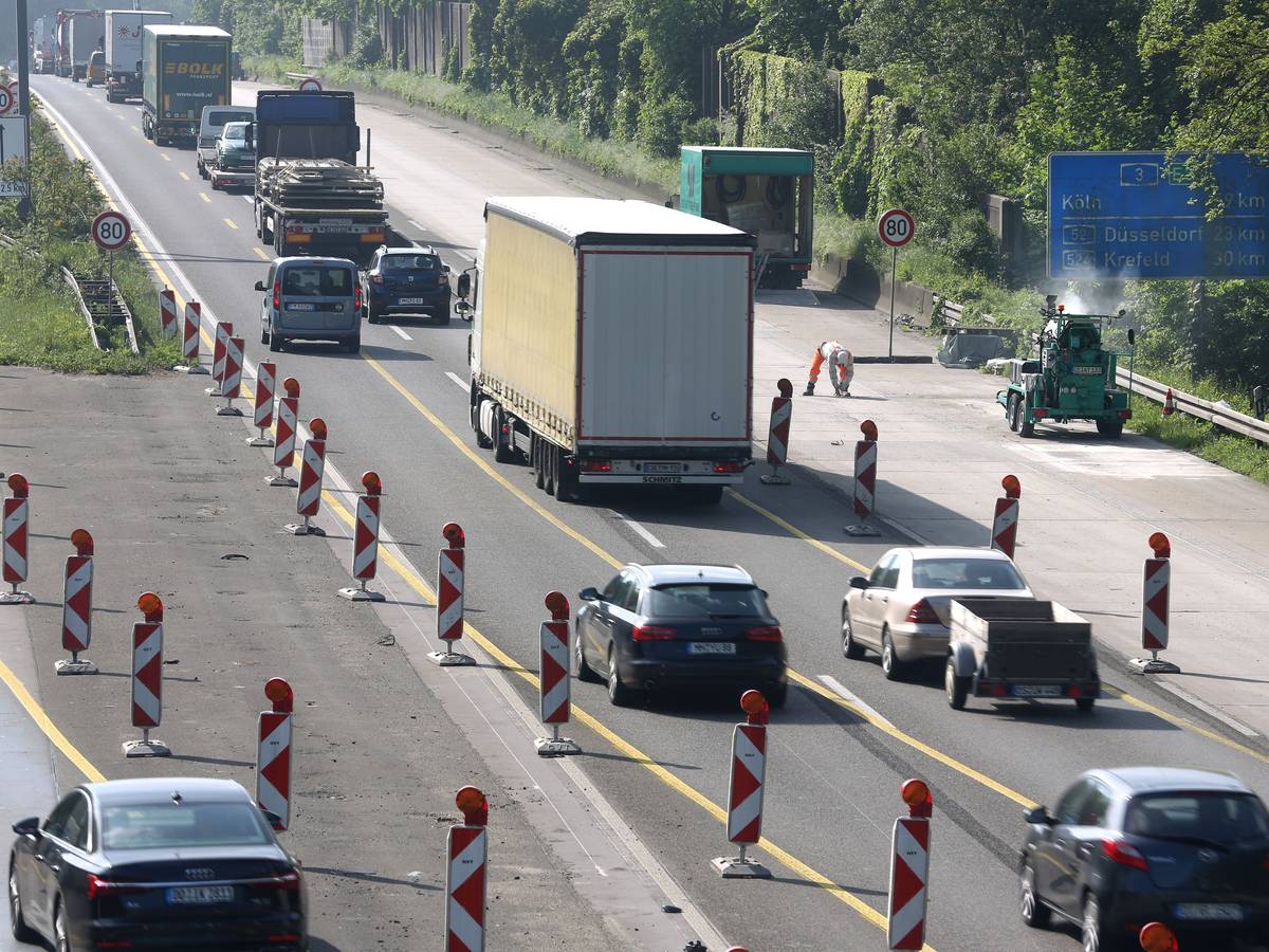 Dieses Symbolfoto zeigt eine Baustelle auf der A3 bei Duisburg. In den kommenden Wochen ist die A3 bei Emmerich dicht.
