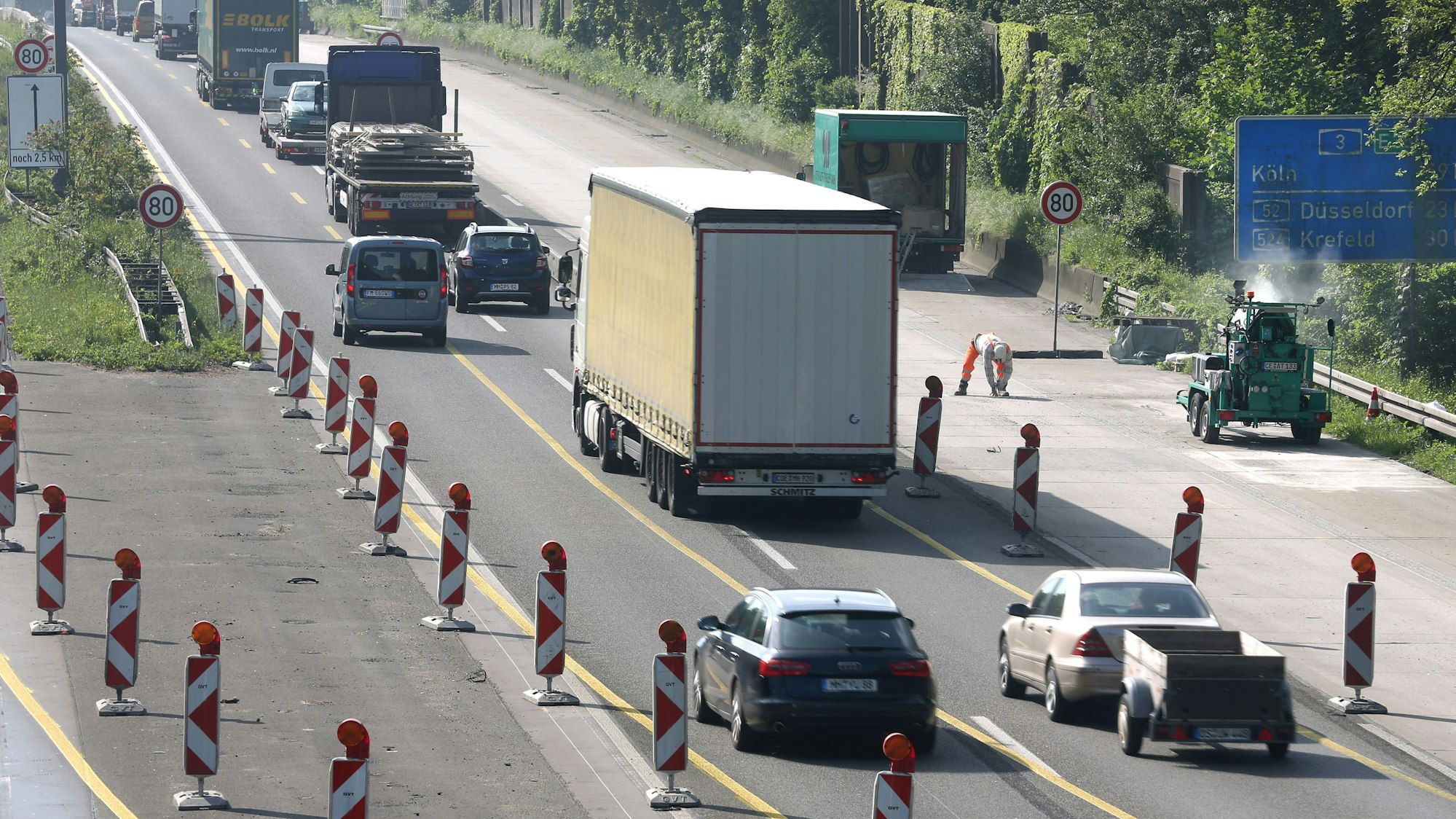 Bauarbeiter arbeiten auf einer Baustelle auf der Autobahn A3 in Richtung Köln.