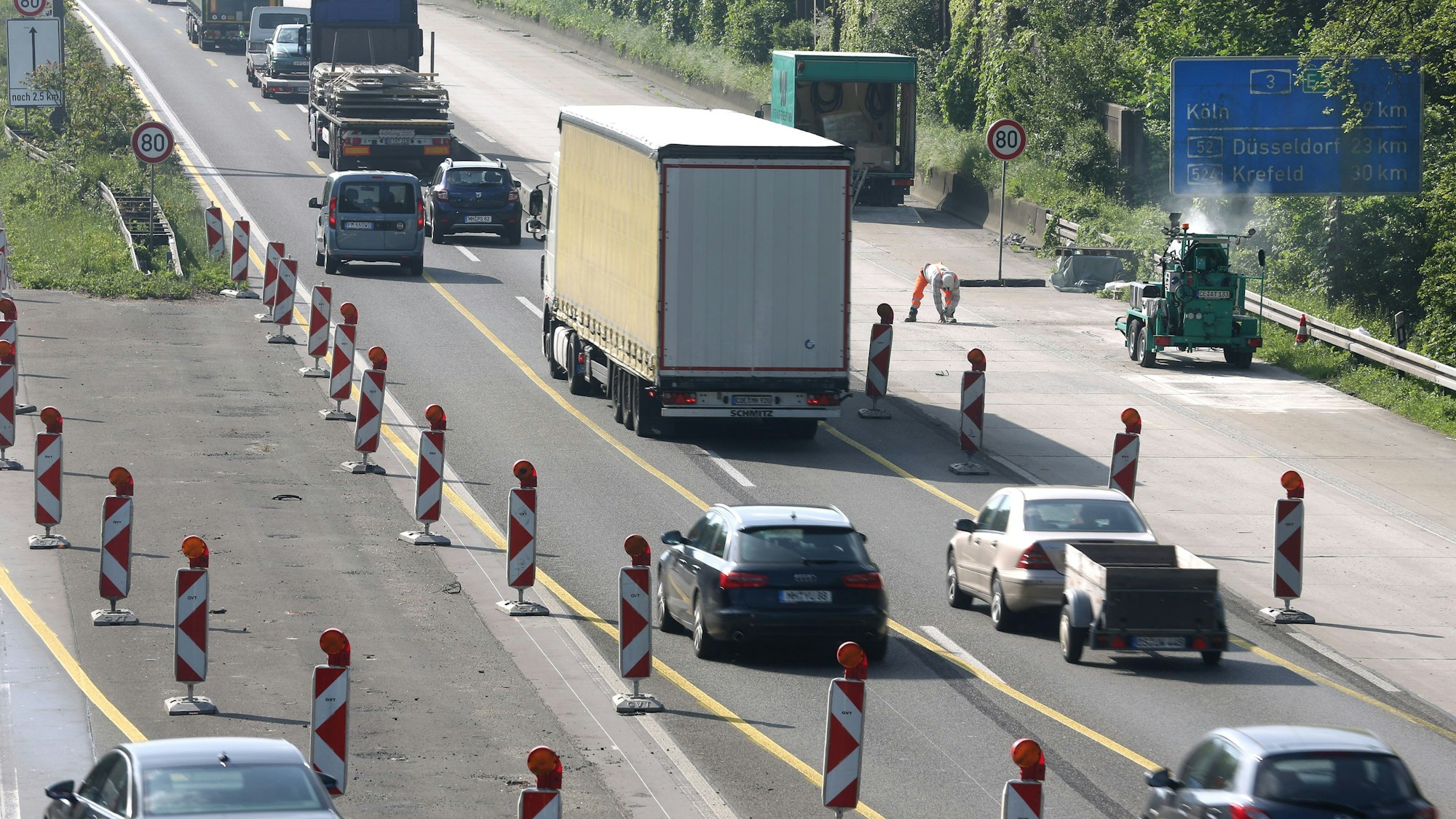 Dieses Symbolfoto zeigt eine Baustelle auf der A3 bei Duisburg. In den kommenden Wochen ist die A3 bei Emmerich dicht.