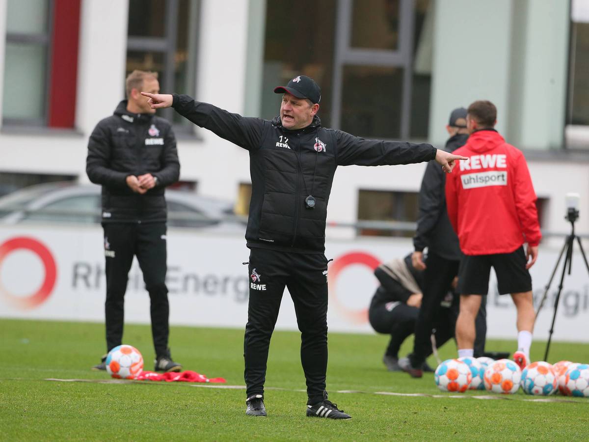 Steffen Baumgart gestikuliert im Training mit den Armen.