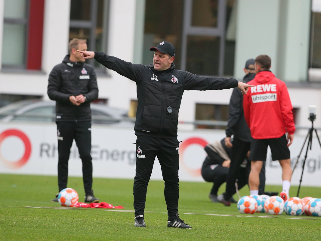 Steffen Baumgart gestikuliert im Training mit den Armen.