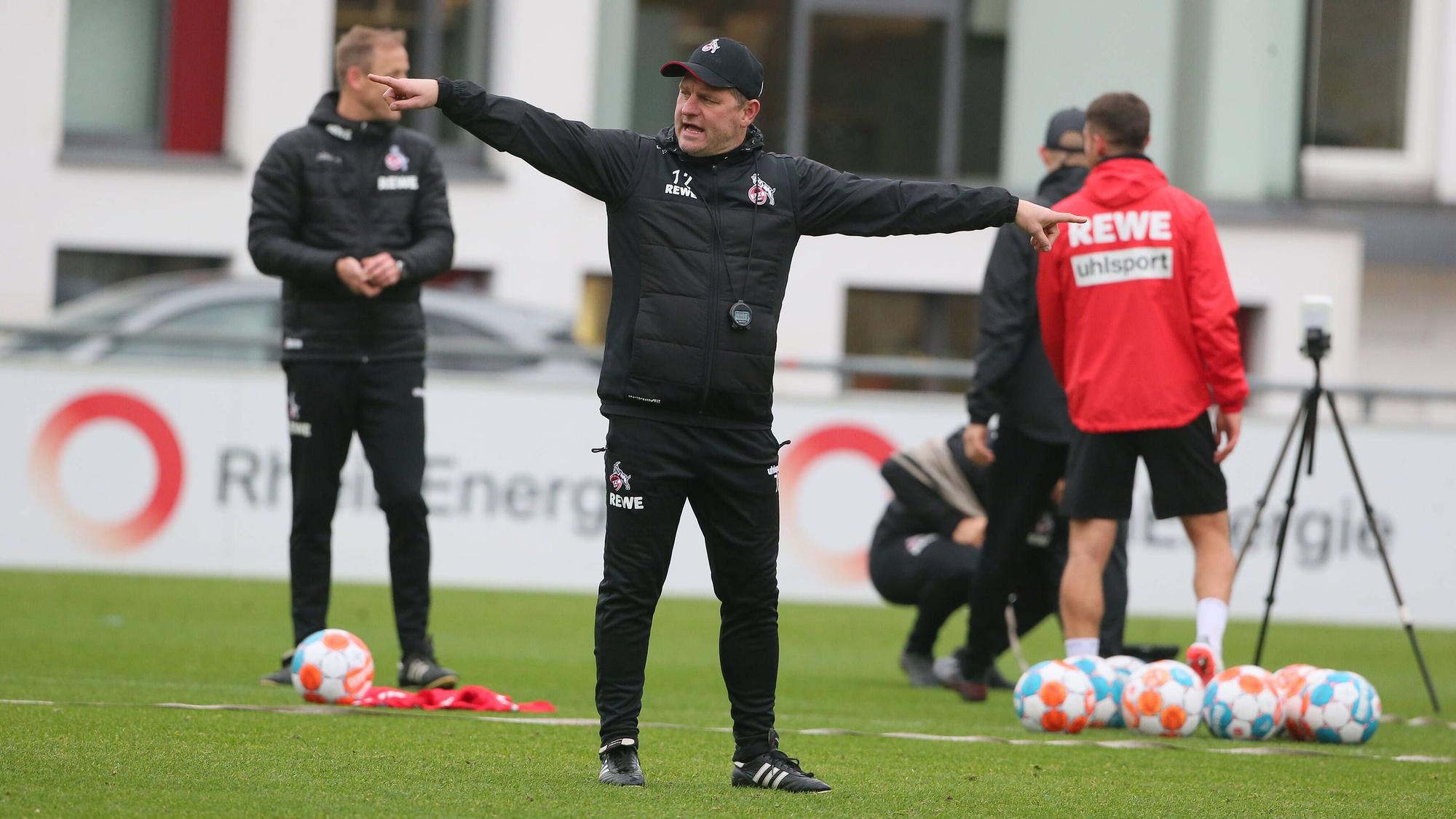 Steffen Baumgart gestikuliert im Training mit den Armen.