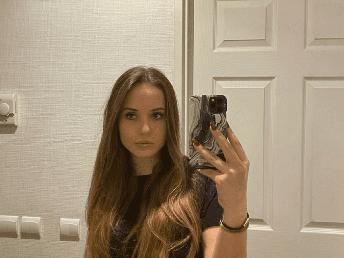 Tochter von Robert und Carmen Geiss, Davina Geiss auf einem Instagram-Foto vom 3. Februar 2020, in einem schwarzen T-Shirt vor einem Spiegel.