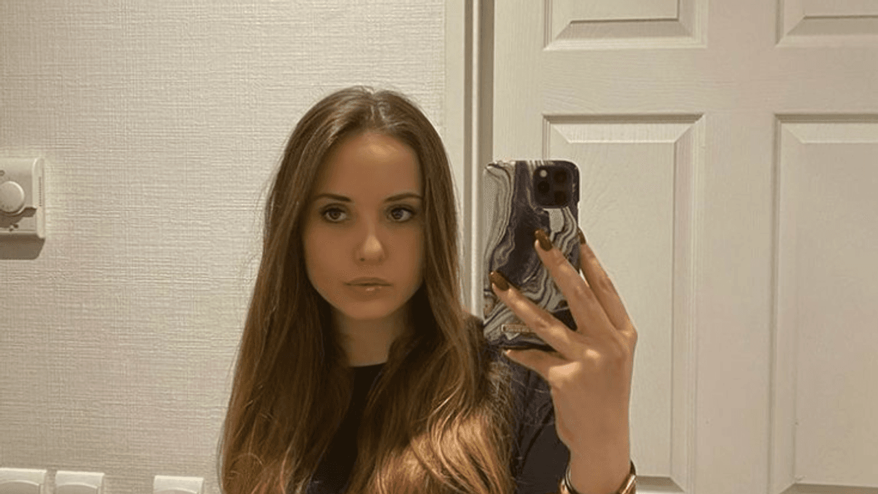 Tochter von Robert und Carmen Geiss, Davina Geiss auf einem Instagram-Foto vom 3. Februar 2020, in einem schwarzen T-Shirt vor einem Spiegel.