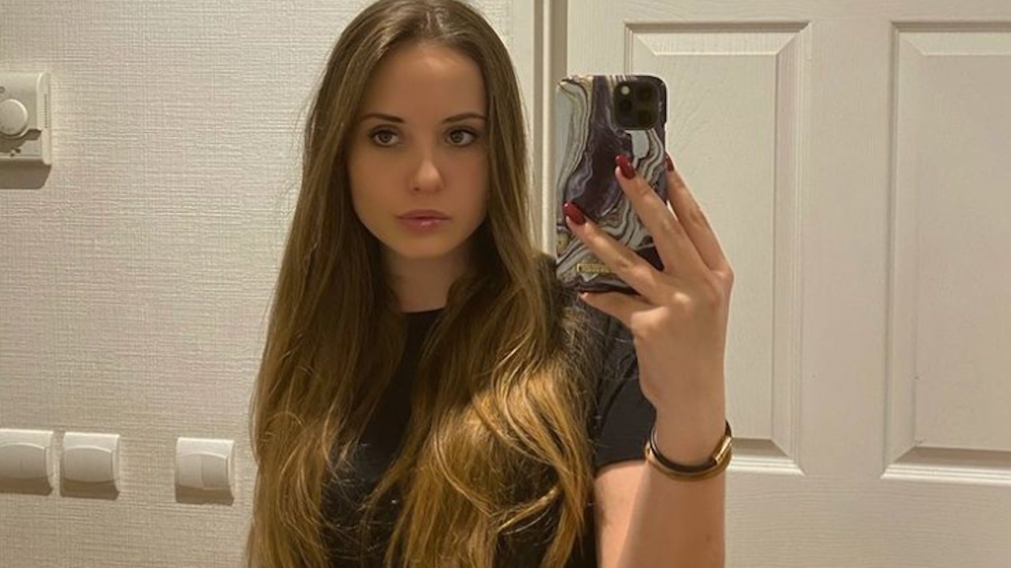 Tochter von Robert und Carmen Geiss, Davina Geiss auf einem Instagram-Foto vom 3. Februar 2020, in einem schwarzen T-Shirt vor einem Spiegel.