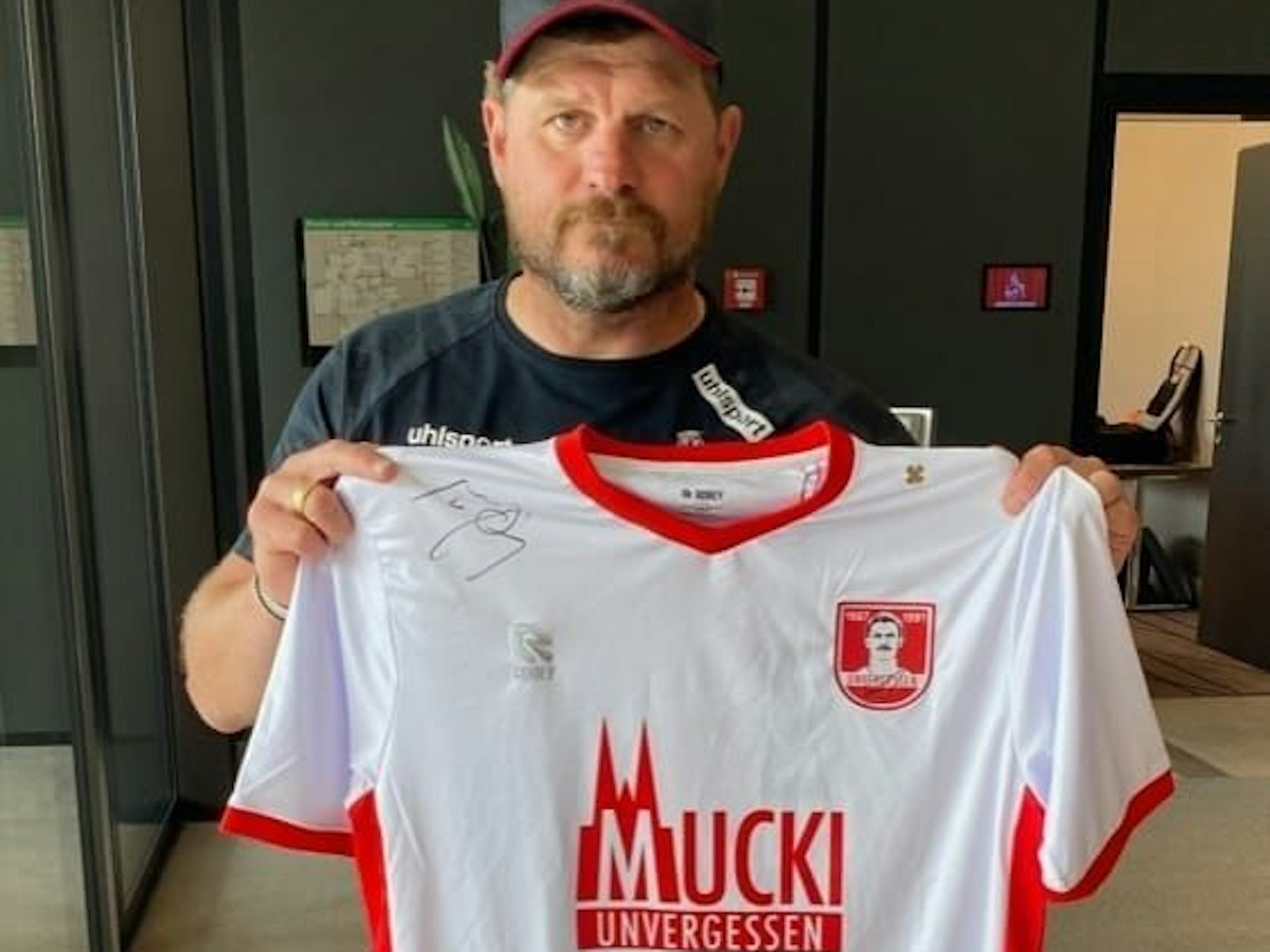 Steffen Baumgart mit dem Gedenktrikot für Maurice Banach.