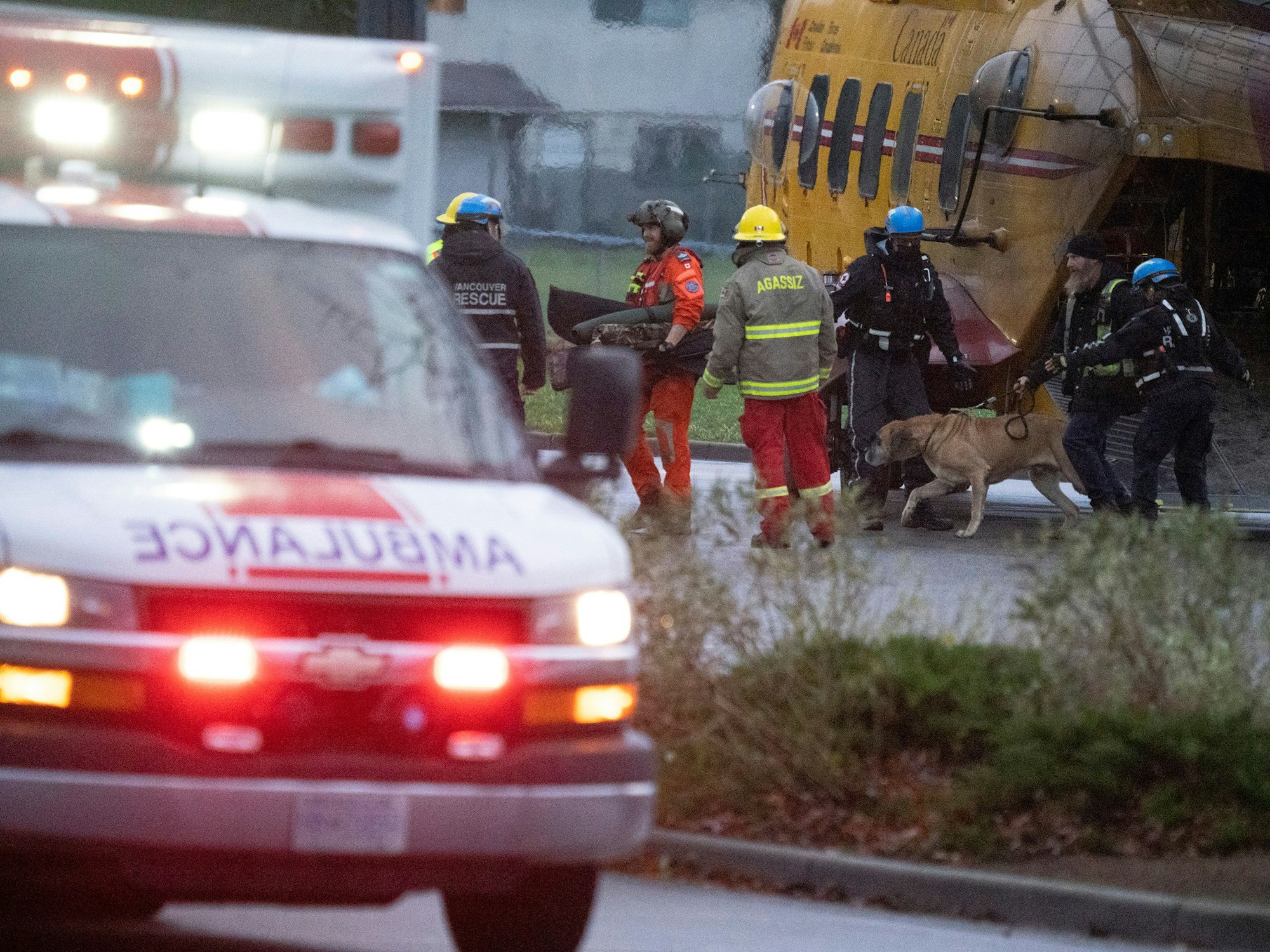 In Kanada kam es aufgrund von starken Regenfällen zu schweren Erdrutschen und Hochwasser. Auf dem Foto (aufgenommen am 16. November 2021) sieht man Rettungskräfte, die Flutopfern beim Aussteigen aus einem Hubschrauber helfen, während ein Krankenwagen abfährt.