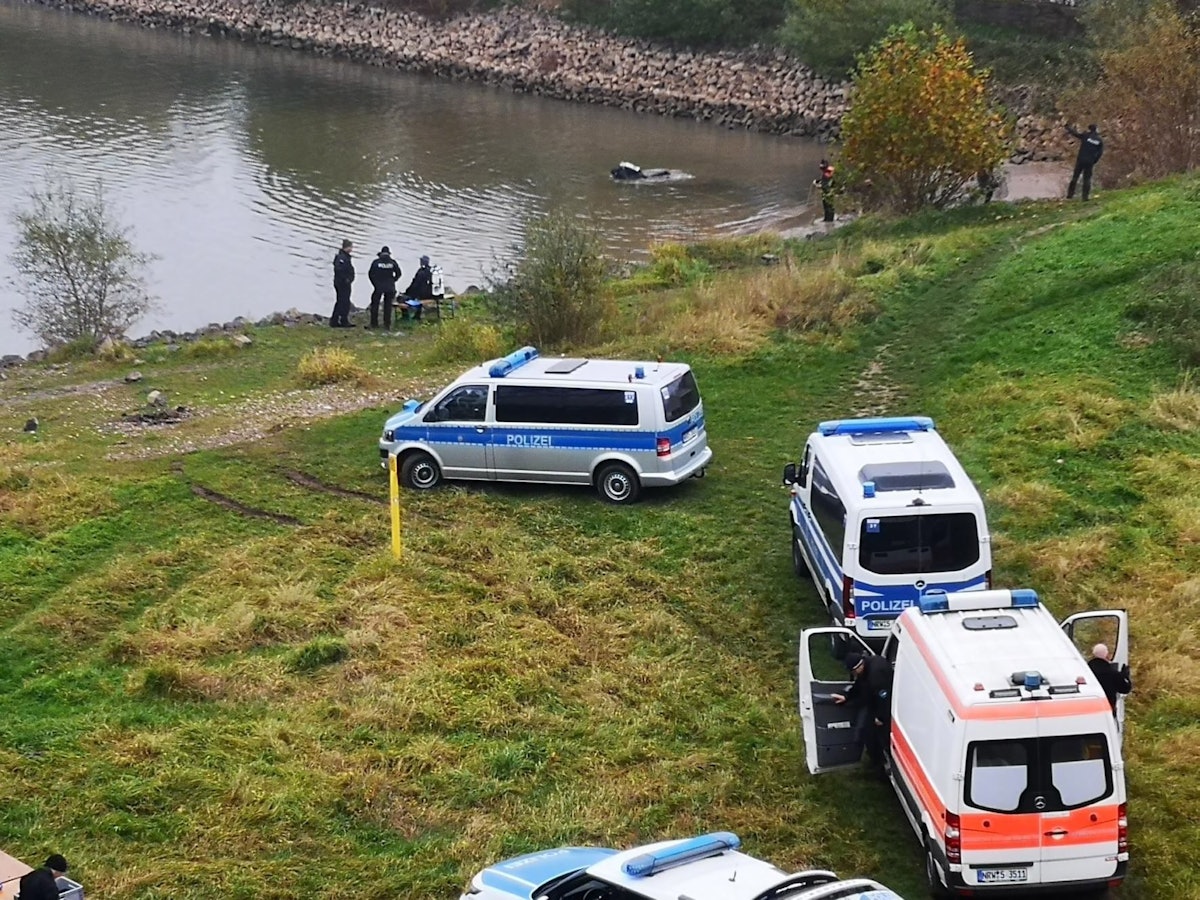 Polizeitaucher suchen an der Einfahrt zum Niehler Hafen nach Gegenständen, die im Zusammenhang mit einem Tötungsdelikt stehen.