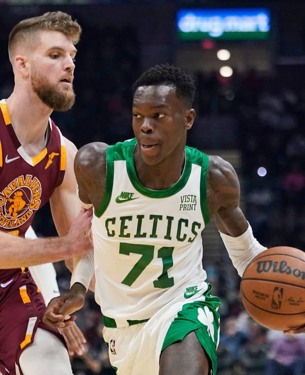 Dennis Schröder führt den Ball an der Hand.