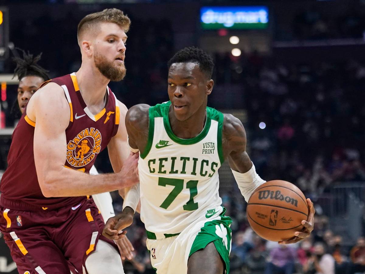 Dennis Schröder führt den Ball an der Hand.