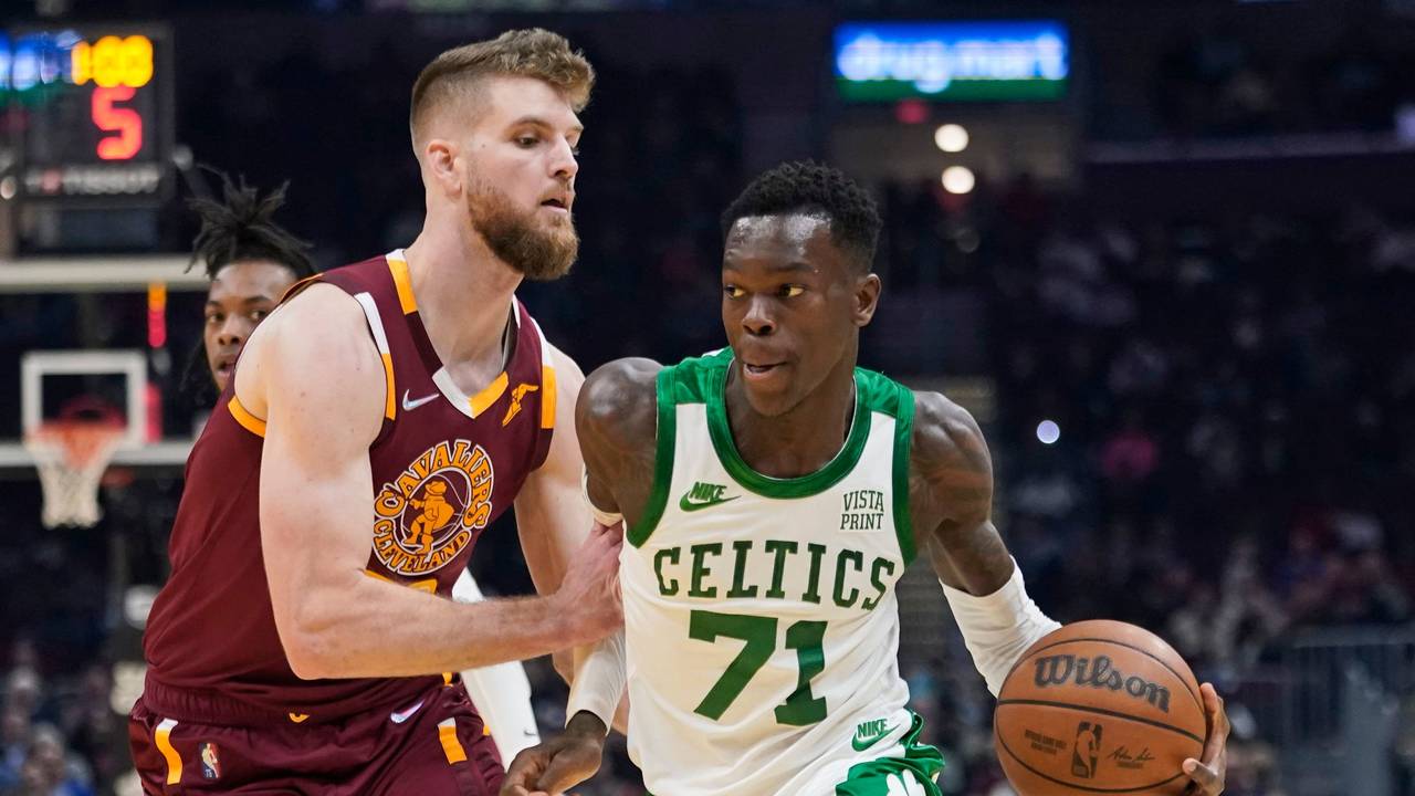 Dennis Schröder führt den Ball an der Hand.