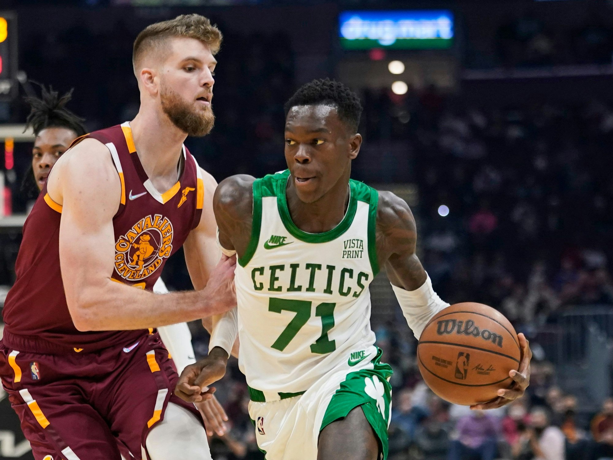 Dennis Schröder führt den Ball an der Hand.