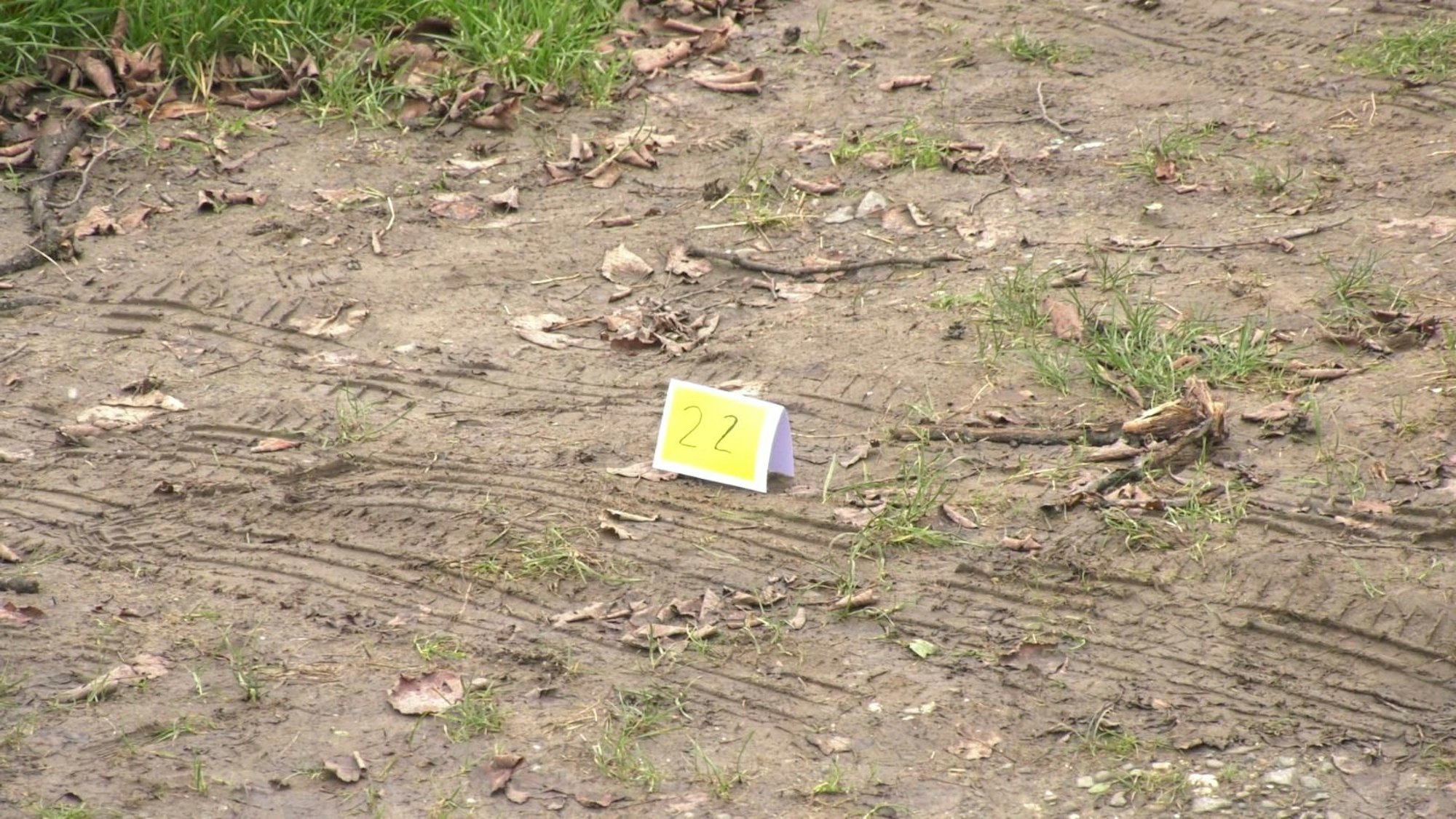 Reifenspuren im Dreck: Ermittler haben sie mit einer Markierung als Spur Nummer 22 gekennzeichnet.