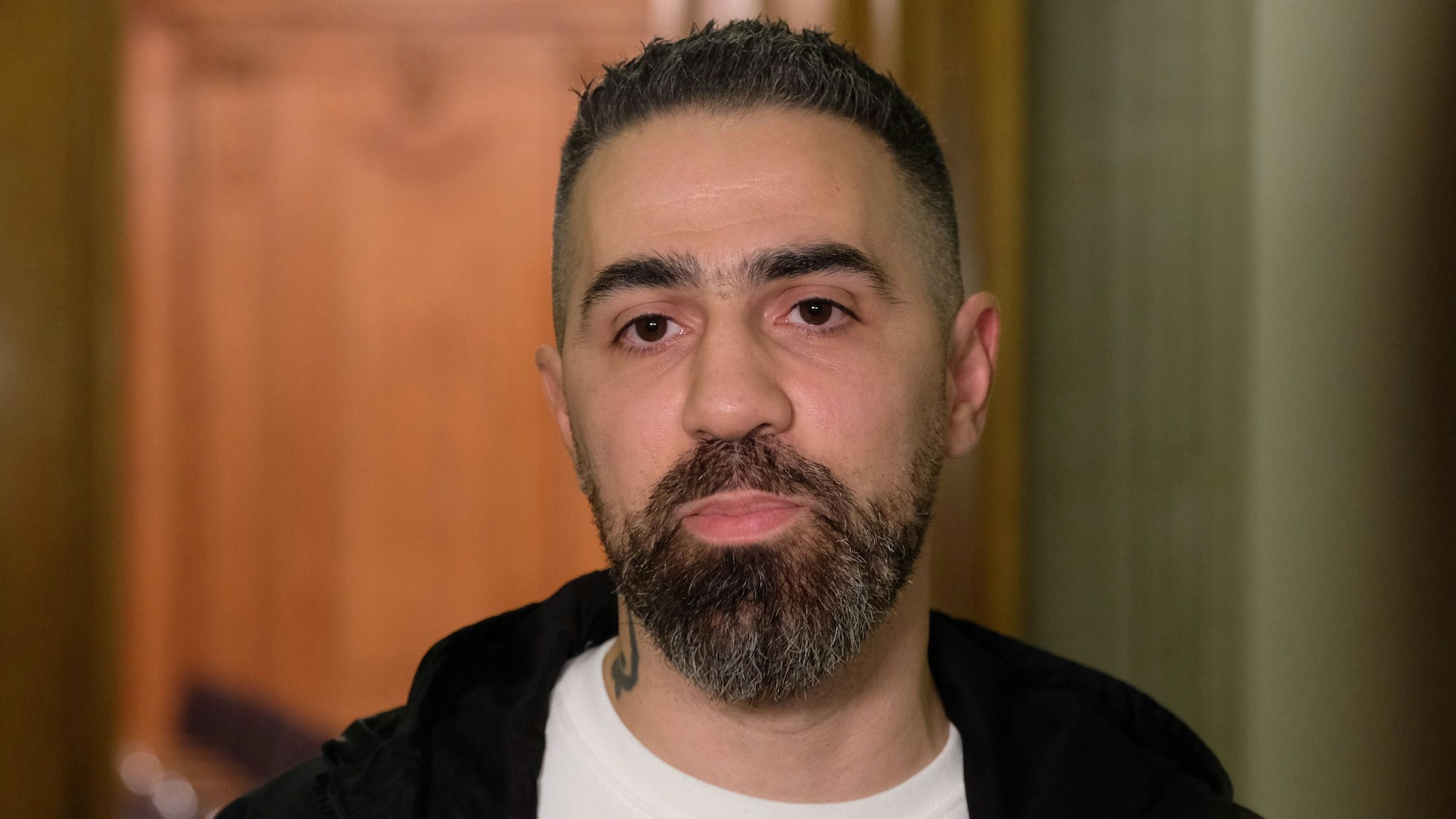 Bushido, Rapper und Musikproduzent, steht im Bundesverwaltungsgericht in Leipzig.