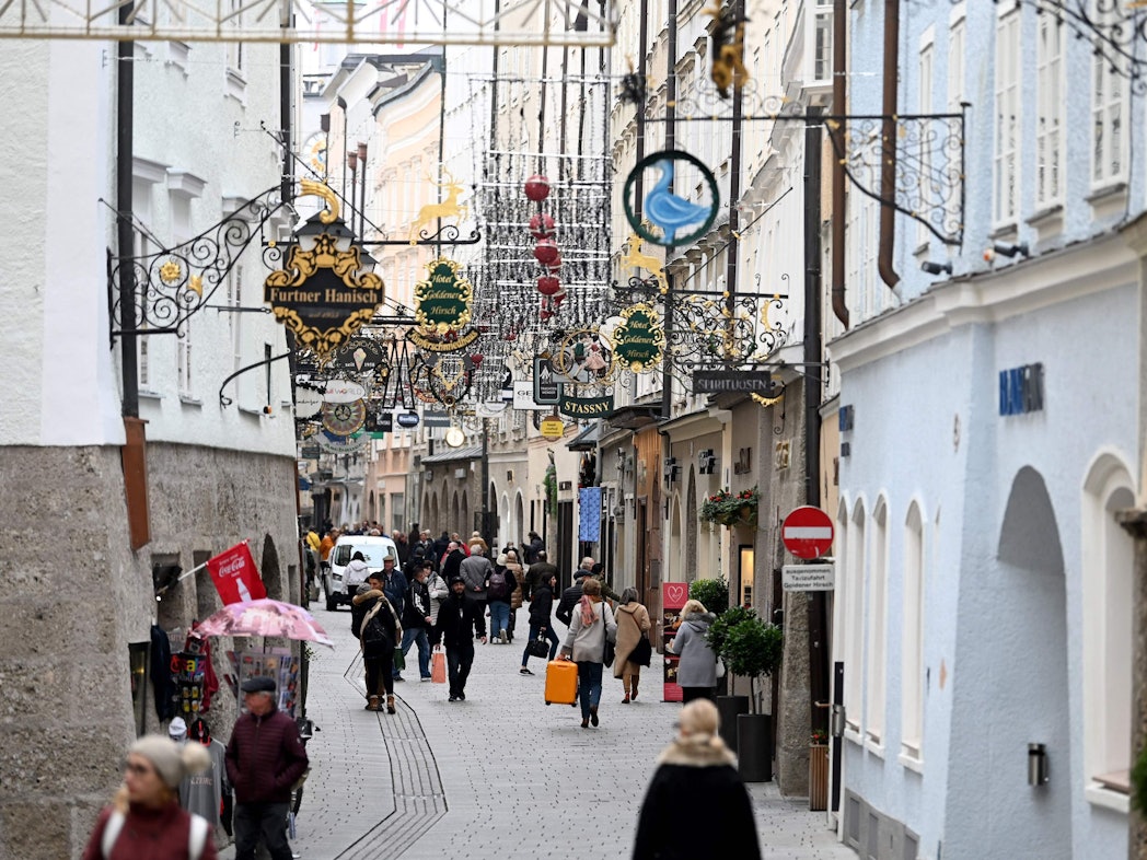 Fußgänger auf der Getreidegasse in Salzburg (Österreich) am 12. November.