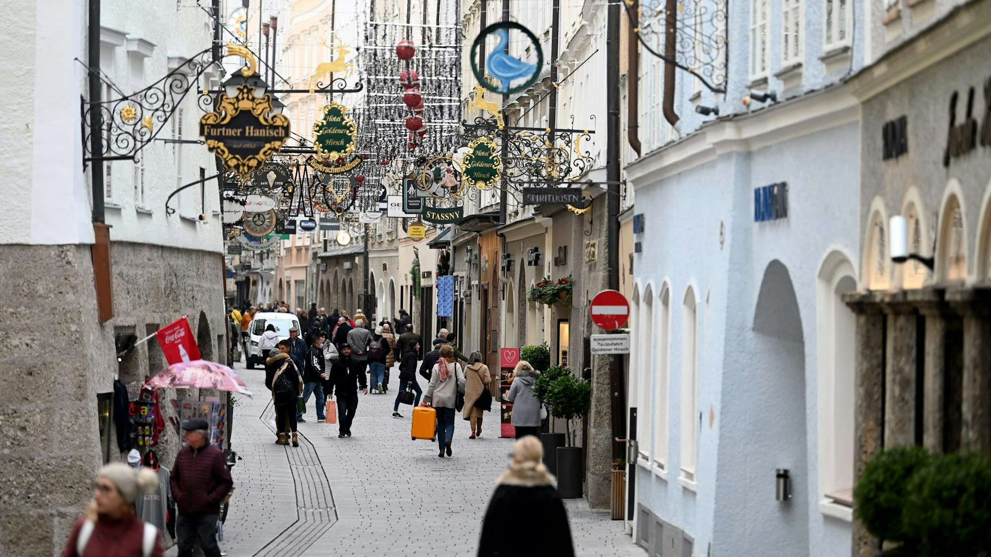 Fußgänger auf der Getreidegasse in Salzburg (Österreich) am 12. November.