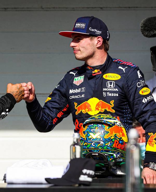Max Verstappen und Lewis Hamilton klatschen sich ab.