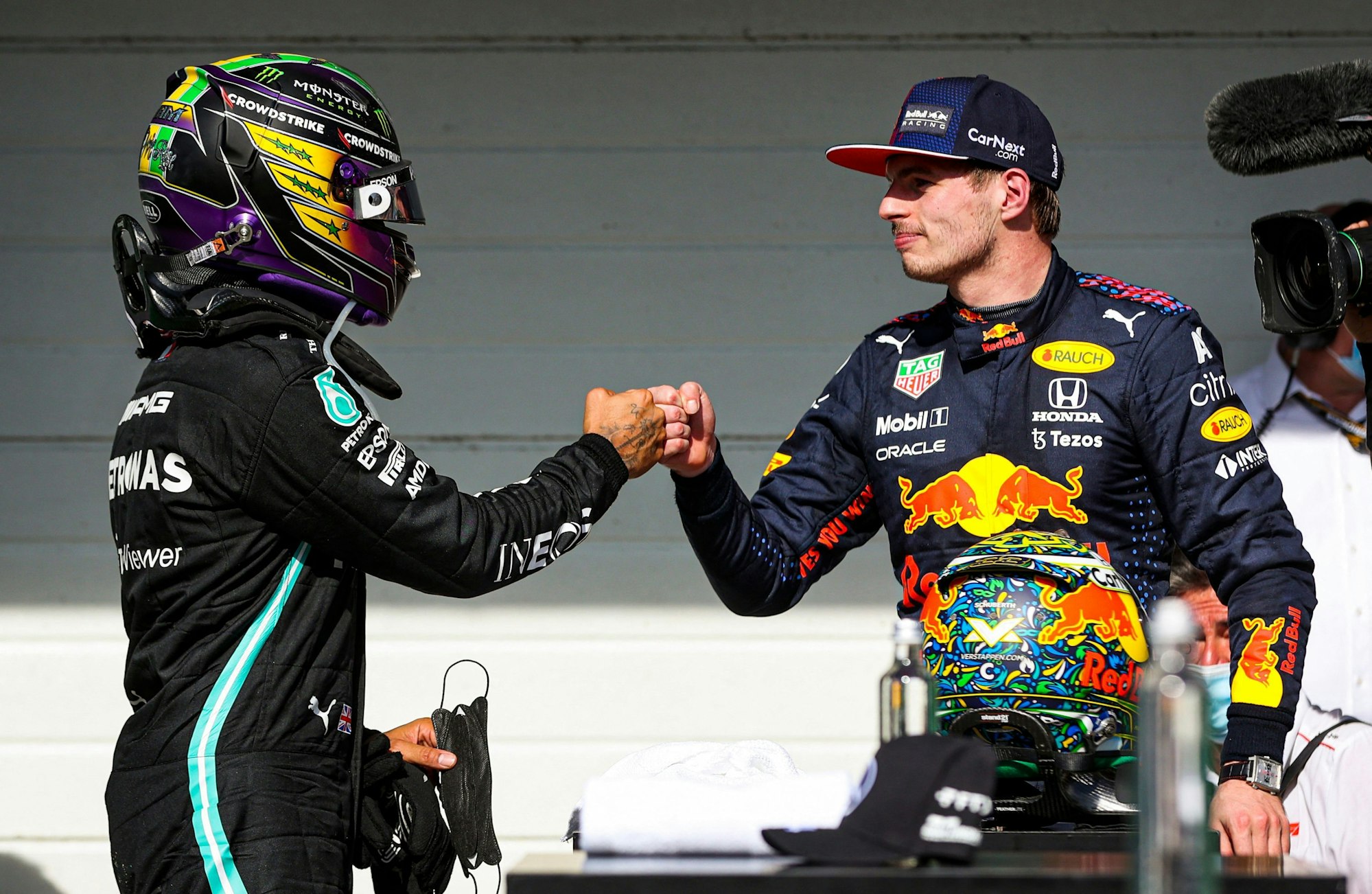 Max Verstappen und Lewis Hamilton klatschen sich ab.
