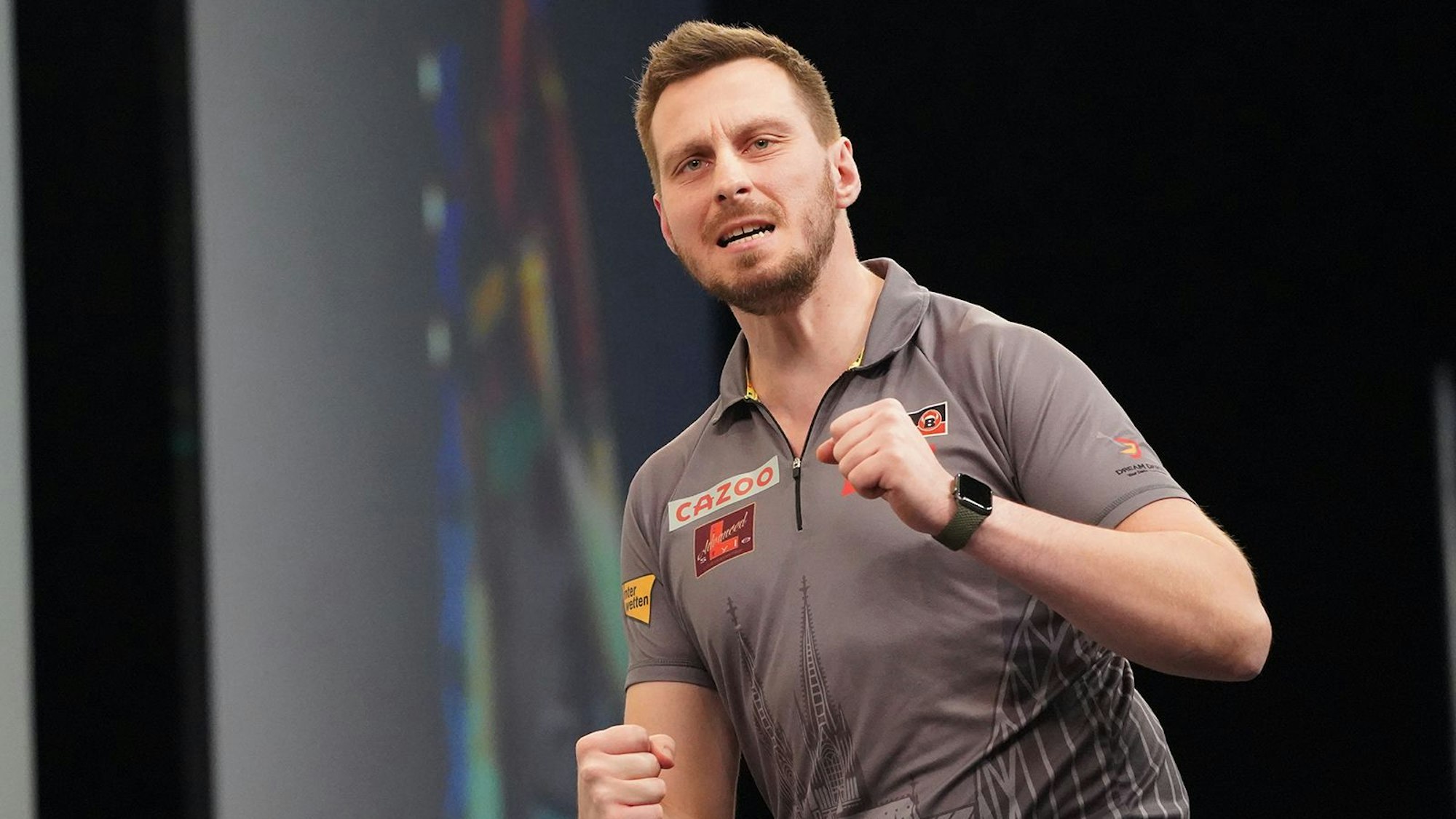 Florian Hempel jubelt im Spiel gegen Peter Wright bei der Darts-EM